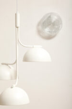 Jednopunktowa okrągła lampa ścienna/kinkiet ze szklanym reliefowym przeźroczystym kloszem w stylu Art Deco w czarnej metalowej oprawie, firma Prisma, Włochy, lata 80. - obrazek 6