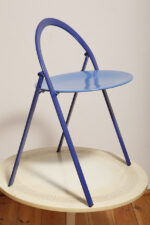 Składane metalowe krzesło "Clio" okrągłym lakierowanym w satynie niebieskim siedziskiem i granatowym oparciem i nogami, projekt Giorgio Cattelan dla firmy Cidue, Włochy, lata 70. - obrazek 6