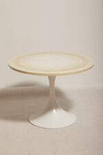 Masywny i ciężki stolik kawowy / pomocnik / typu "Tulip" z okrągłym kamiennym/marmurowym blatem na metalowej rozszerzającej się do dołu nodze w stylu projektów Eero Saarinena, Space Age, Włochy, lata 70. - obrazek 11