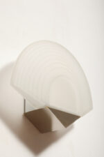 Jednopunktowa lampa ścienna/kinkiet w stylu Art Deco w kształcie wachlarza ze szklanym reliefowym matowym kloszem osadzonym na metalowej podstawie, Egoluce, Włochy, lata 80. - obrazek 7