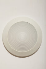 Duża stożkowata jednopunktowa lampa ścienna/kinkiet "Onda" / "Fala" z białą okrągłą metalową oprawą i akrylowym mlecznobiałym półprzepuszczalnym dyfuzorem w promieniście rozchodzącymi się liniami w środku, projekt Ezio Didone dla firmy Arteluce, Włochy, lata 80. - obrazek 6