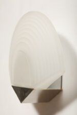 Jednopunktowa lampa ścienna/kinkiet w stylu Art Deco w kształcie wachlarza ze szklanym reliefowym matowym kloszem osadzonym na metalowej podstawie, Egoluce, Włochy, lata 80. - obrazek 12