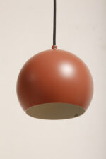 Metalowa jednopunktowa lampa wisząca/sufitowa w kształcie ściętej/otwartej od dołu kuli w kolorze terakotowej czerwieni wisząca na czarnym materiałowym kablu zasilającym, projekt Benny Frandsen dla firmy Frandsen, Dania, po 2000 roku - obrazek 7