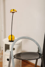 Wysoka jednopunktowa żółta lampa nocna/biurkowa "Alina" z tworzywa (ABS) z regulowaną wysokością nachylenia z czarną podstawą i ruchomym kloszem, Valenti Luce, Włochy, lata 70/80. - obrazek 8