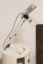 Biała z czarnymi elementami jednopunktowa metalowa lampa biurkowa z serii Syntesi z regulowaną wysokością, projekt Ernesto Gismondi dla Artemide, Włochy, wzór z 1975 roku - obrazek 6
