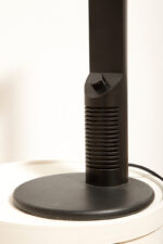 Czarna minimalistyczna jednopunktowa lampa biurkowa ze ściemniaczem "Abele" z metalu i tworzywa, projekt Gianfranco Frattini dla firmy Luci illuminazione (Lucitalia), Włochy, wzór z 1979 roku - obrazek 7