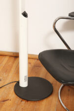 Smukła metalowa minimalistyczna, jednopunktowa, postmodernistyczna biała z czarnymi elementami lampa podłogowa "Veronica", Gianfranco Frattini dla Luci illuminazione (Lucitalia), Włochy, wzór z 1979 roku - obrazek 7