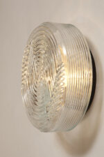 Jednopunktowa okrągła lampa ścienna/kinkiet ze szklanym reliefowym przeźroczystym kloszem w stylu Art Deco w czarnej metalowej oprawie, firma Prisma, Włochy, lata 80. - obrazek 7