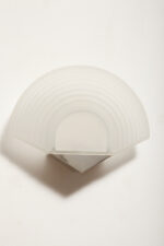 Jednopunktowa lampa ścienna/kinkiet w stylu Art Deco w kształcie wachlarza ze szklanym reliefowym matowym kloszem osadzonym na metalowej podstawie, Egoluce, Włochy, lata 80. - obrazek 8