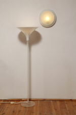 Duża stożkowata jednopunktowa lampa ścienna/kinkiet "Onda" / "Fala" z białą okrągłą metalową oprawą i akrylowym mlecznobiałym półprzepuszczalnym dyfuzorem w promieniście rozchodzącymi się liniami w środku, projekt Ezio Didone dla firmy Arteluce, Włochy, lata 80. - obrazek 7