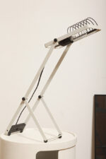 Biała z czarnymi elementami jednopunktowa metalowa lampa biurkowa z serii Syntesi z regulowaną wysokością, projekt Ernesto Gismondi dla Artemide, Włochy, wzór z 1975 roku - obrazek 7