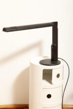 Czarna minimalistyczna jednopunktowa lampa biurkowa ze ściemniaczem "Abele" z metalu i tworzywa, projekt Gianfranco Frattini dla firmy Luci illuminazione (Lucitalia), Włochy, wzór z 1979 roku - obrazek 8