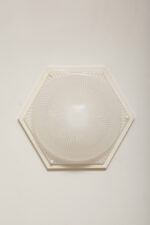 Duża sześcioboczna jednopunktowa mlecznobiała ażurowa lampa ścienna/kinkiet z kloszem z tworzywa (akryl) w kształcie kopuły, Włochy, lata 80. - obrazek 14