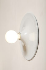 Jednopunktowa okrągła lakierowana na biało w połysku aluminiowa lampa ścienna/kinkiet, Space Age, firma Biffi, Włochy - obrazek 8