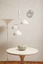 Jednopunktowa okrągła lampa ścienna/kinkiet ze szklanym reliefowym przeźroczystym kloszem w stylu Art Deco w czarnej metalowej oprawie, firma Prisma, Włochy, lata 80. - obrazek 8