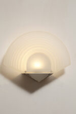 Jednopunktowa lampa ścienna/kinkiet w stylu Art Deco w kształcie wachlarza ze szklanym reliefowym matowym kloszem osadzonym na metalowej podstawie, Egoluce, Włochy, lata 80. - obrazek 13