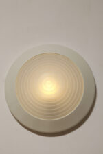 Duża stożkowata jednopunktowa lampa ścienna/kinkiet "Onda" / "Fala" z białą okrągłą metalową oprawą i akrylowym mlecznobiałym półprzepuszczalnym dyfuzorem w promieniście rozchodzącymi się liniami w środku, projekt Ezio Didone dla firmy Arteluce, Włochy, lata 80. - obrazek 8