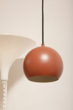Metalowa jednopunktowa lampa wisząca/sufitowa w kształcie ściętej/otwartej od dołu kuli w kolorze terakotowej czerwieni wisząca na czarnym materiałowym kablu zasilającym, projekt Benny Frandsen dla firmy Frandsen, Dania, po 2000 roku - obrazek 9