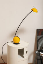 Wysoka jednopunktowa żółta lampa nocna/biurkowa "Alina" z tworzywa (ABS) z regulowaną wysokością nachylenia z czarną podstawą i ruchomym kloszem, Valenti Luce, Włochy, lata 70/80. - obrazek 10
