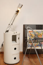 Biała z czarnymi elementami jednopunktowa metalowa lampa biurkowa z serii Syntesi z regulowaną wysokością, projekt Ernesto Gismondi dla Artemide, Włochy, wzór z 1975 roku - obrazek 8