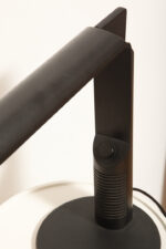 Czarna minimalistyczna jednopunktowa lampa biurkowa ze ściemniaczem "Abele" z metalu i tworzywa, projekt Gianfranco Frattini dla firmy Luci illuminazione (Lucitalia), Włochy, wzór z 1979 roku - obrazek 9