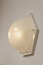 Duża sześcioboczna jednopunktowa mlecznobiała ażurowa lampa ścienna/kinkiet z kloszem z tworzywa (akryl) w kształcie kopuły, Włochy, lata 80. - obrazek 16
