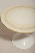 Masywny i ciężki stolik kawowy / pomocnik / typu "Tulip" z okrągłym kamiennym/marmurowym blatem na metalowej rozszerzającej się do dołu nodze w stylu projektów Eero Saarinena, Space Age, Włochy, lata 70. - obrazek 17