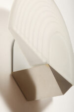 Jednopunktowa lampa ścienna/kinkiet w stylu Art Deco w kształcie wachlarza ze szklanym reliefowym matowym kloszem osadzonym na metalowej podstawie, Egoluce, Włochy, lata 80. - obrazek 14