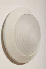 Duża stożkowata jednopunktowa lampa ścienna/kinkiet "Onda" / "Fala" z białą okrągłą metalową oprawą i akrylowym mlecznobiałym półprzepuszczalnym dyfuzorem w promieniście rozchodzącymi się liniami w środku, projekt Ezio Didone dla firmy Arteluce, Włochy, lata 80. - obrazek 9