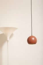 Metalowa jednopunktowa lampa wisząca/sufitowa w kształcie ściętej/otwartej od dołu kuli w kolorze terakotowej czerwieni wisząca na czarnym materiałowym kablu zasilającym, projekt Benny Frandsen dla firmy Frandsen, Dania, po 2000 roku - obrazek 10