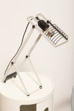 Biała z czarnymi elementami jednopunktowa metalowa lampa biurkowa z serii Syntesi z regulowaną wysokością, projekt Ernesto Gismondi dla Artemide, Włochy, wzór z 1975 roku - obrazek 9