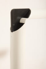 Smukła metalowa minimalistyczna, jednopunktowa, postmodernistyczna biała z czarnymi elementami lampa podłogowa "Veronica", Gianfranco Frattini dla Luci illuminazione (Lucitalia), Włochy, wzór z 1979 roku - obrazek 10