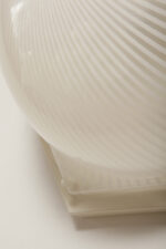 Duża sześcioboczna jednopunktowa mlecznobiała ażurowa lampa ścienna/kinkiet z kloszem z tworzywa (akryl) w kształcie kopuły, Włochy, lata 80. - obrazek 18