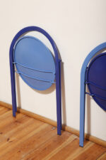 Składane metalowe krzesło "Clio" okrągłym granatowym siedziskiem i niebieskim oparciem i nogami, projekt Giorgio Cattelan dla firmy Cidue, Włochy, lata 70. - obrazek 11