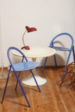 Składane metalowe krzesło "Clio" okrągłym lakierowanym w satynie niebieskim siedziskiem i granatowym oparciem i nogami, projekt Giorgio Cattelan dla firmy Cidue, Włochy, lata 70. - obrazek 50