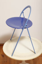 Składane metalowe krzesło "Clio" okrągłym granatowym siedziskiem i niebieskim oparciem i nogami, projekt Giorgio Cattelan dla firmy Cidue, Włochy, lata 70. - obrazek 13