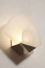 Jednopunktowa lampa ścienna/kinkiet w stylu Art Deco w kształcie wachlarza ze szklanym reliefowym matowym kloszem osadzonym na metalowej podstawie, Egoluce, Włochy, lata 80. - obrazek 15