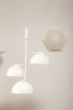 Duża sześcioboczna jednopunktowa mlecznobiała ażurowa lampa ścienna/kinkiet z kloszem z tworzywa (akryl) w kształcie kopuły, Włochy, lata 80. - obrazek 2