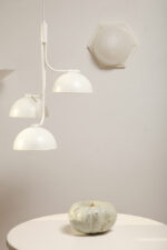 Duża sześcioboczna jednopunktowa mlecznobiała ażurowa lampa ścienna/kinkiet z kloszem z tworzywa (akryl) w kształcie kopuły, Włochy, lata 80. - obrazek 8