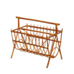 Drewniany lakierowany lekki ażurowy pleciony gazetnik /pojemnik lub stojak na gazety w stylu Mid Century Modern z jedną komorą użytkową , lata 70.