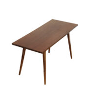 Mahoniowa prostokątna ciemna ława/stolik kawowy/stolik okolicznościowy lakierowany w połysku z kwadratowymi drewnianymi zwężającymi się do dołu nogami, Polska, lata 70.