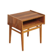 Masywny prostokątny orzechowy z klonowymi wstawkami stolik pomocnik/stolik RTV/stolik pod radio/szafka w połysku z dodatkową półką pod górnym blatem, Bilea, Rumunia, lata 60.