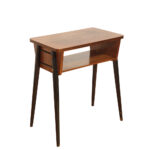 Nieduży zgrabny modernistyczny orzechowy stolik pod radio z otwartą półką i lakierowanymi na czarno nogami, Typ 600-203, Przedsiębiorstwo Obróbki Drewna w Koronowie. Polska, 1970 rok