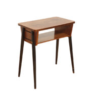 Nieduży zgrabny modernistyczny orzechowy stolik pod radio z otwartą półką i lakierowanymi na czarno nogami, Typ 600-203, Przedsiębiorstwo Obróbki Drewna w Koronowie. Polska, 1970 rok