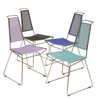 Komplet czterech krzeseł stołowych z siedziskami i oparciami z blachy perforowanej w czterech różnych kolorach osadzonymi na metalowych chromowanych rurkach, Rolf Rahmlow, Niemcy, lata 80.