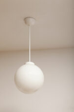 Lampa wisząca/sufitowa ze szklanym kloszem w kształcie mlecznobiałej kuli (30 cm średnicy) wiszącym na sztywnej metalowej białej rurce, Polska lata 70/80/90. - obrazek 16