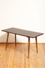 Mahoniowa prostokątna ciemna ława/stolik kawowy/stolik okolicznościowy lakierowany w połysku z kwadratowymi drewnianymi zwężającymi się do dołu nogami, Polska, lata 70. - obrazek 10