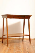 Nieduży prostokątny orzechowy stolik pod radio/stolik pomocnik z otwartą dodatkową półką i niedużą szufladą pod górnym blatem, Polska, lata 60. - obrazek 11
