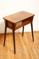 Nieduży zgrabny modernistyczny orzechowy stolik pod radio z otwartą półką i lakierowanymi na czarno nogami, Typ 600-203, Przedsiębiorstwo Obróbki Drewna w Koronowie. Polska, 1970 rok - obrazek 11