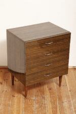 Nieduża ciemna mahoniowa komoda w połysku z czterema szufladami z metalowymi uchwytami, Warszawskie Fabryki Mebli, ul.Kawęczyńska 36, Polska, lata 70. - obrazek 11